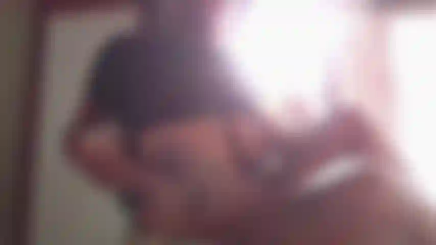 Chica tatuada jugando con sus grandes y hermosos pezones mientras está sola en casa.