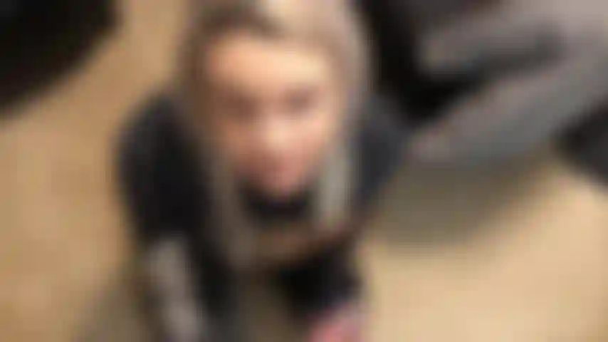 Si te encantan las tetas grandes rebotando en tu cara, ¡este es el video para ti! Mira cómo me golpean mi coñito apretado por delante y por detrás con mis grandes tetas rebotando hacia arriba y hacia abajo, le chupo la polla y lo monto, él sopla su carga sobre mí.