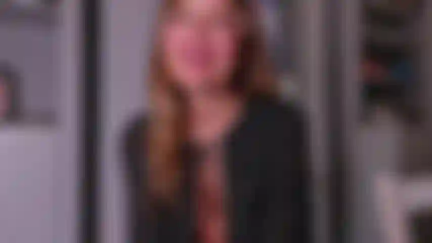 Pov fóllame junto a ella! Te invito a una fiesta en mi casa - ¡por supuesto que ella viene y no nos pierde de vista! Es tan jodidamente irritante - cada vez que intentamos escabullirnos, ella está ahí. Le digo que los dos pueden quedarse en mi habitación de invitados, esperando que ella se vaya a la cama antes que nosotros, pero no - te lleva a la cama con ella.Y simplemente no puedo contenerme, tengo que tenerte y no me importan las consecuencias. Me cuelo en tu habitación mientras ella ronca, y te doy lo que viniste a buscar. Me follas profundo y duro mientras ella está a nuestro lado… hasta que finalmente te corres dentro de mí y lo limpio en su pelo… eso está muy mal, ¿verdad??Destruye hogares - infidelidad - pov - mamada - a horcajadas - corrida.