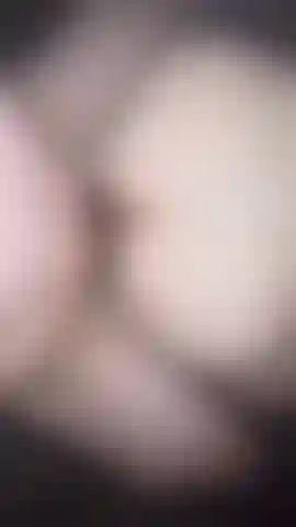 Esto está tan caliente jaja, moviéndome desde atrás corriéndome sobre él.