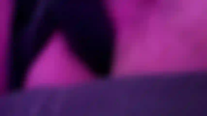 De cerca chorreando en una gran polla negra (consolador).
