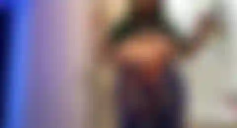 Mostrandote mis tetas y mi culo.