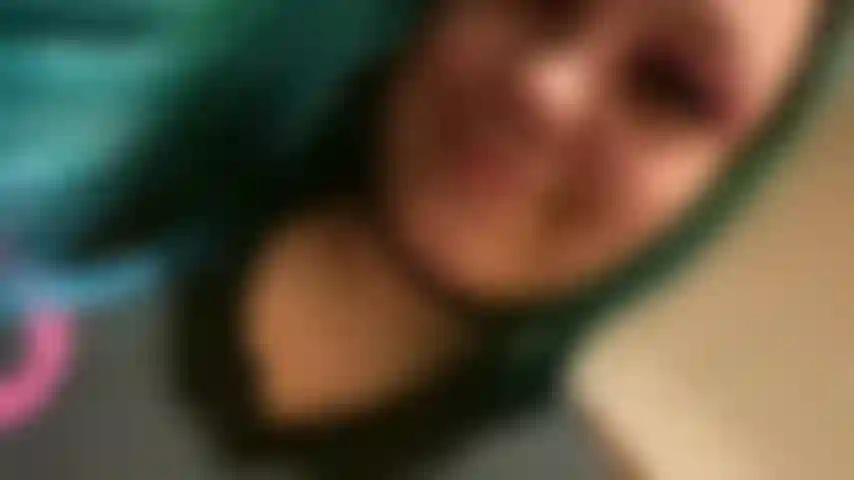 Tu novia gótica tocándose en una sala de cine.