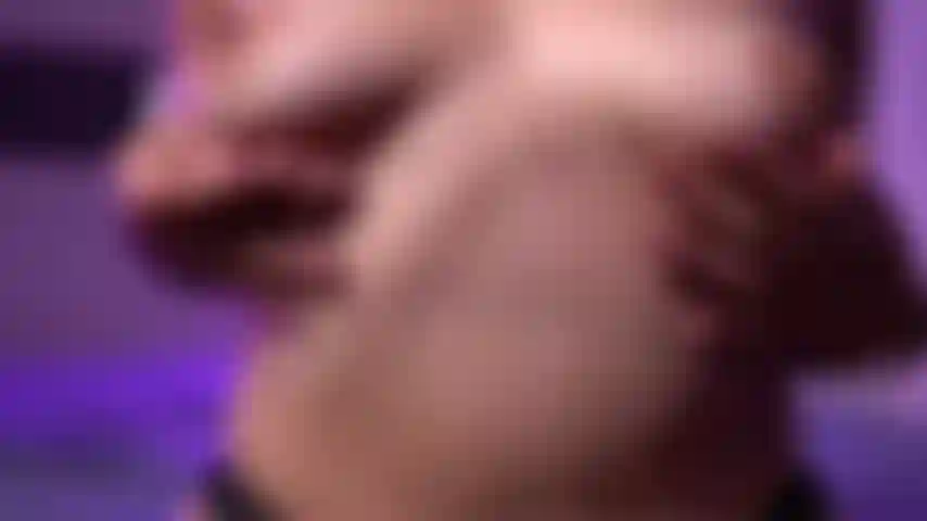 Juega con mis tetas y chupa mis pezones.