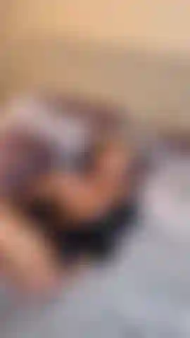 Me quito la bata y me froto por todas partes antes de que te unas a mí.