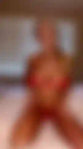 Desátame como un regalo de navidad y mírame tocarme hasta correrme para ti.