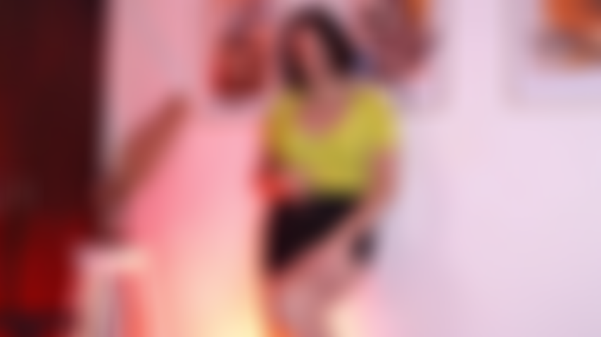 Jugando con el coño peludo.