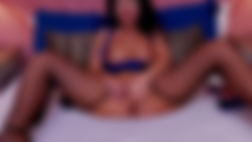 Tocándome el coño mojado.