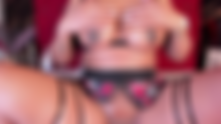 Tocame, tetas y coño.