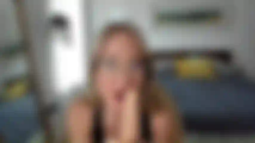 Mamada descuidada sobre dildo.