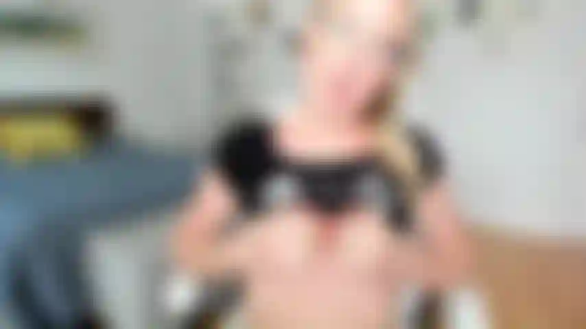 Saboreándome después de correrme en mi consolador.