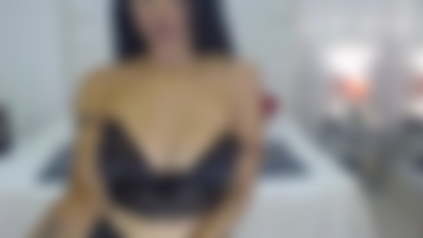 Encuentro íntimo: el apasionado paseo de una mujer desnuda con un dispositivo de placer.