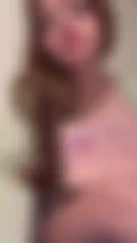 Juego sin parar con el coño y las tetas al aire.