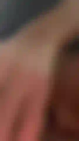 Vista de cerca de follarme el coño con un tapón anal vibratorio.