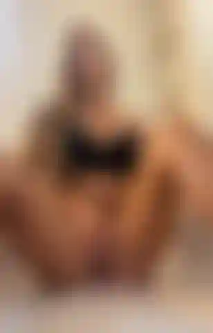 Follando el coño y chorreando! Sabes que me voy a ensuciar cuando esté en la bañera (;.