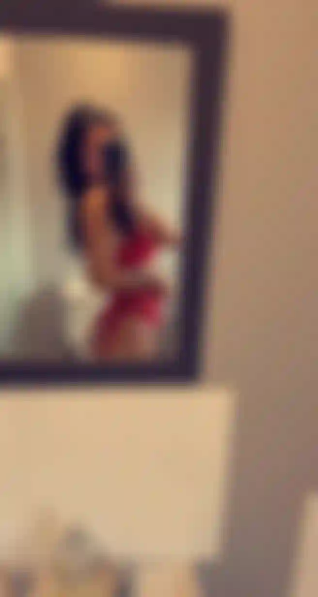 Vista de cuerpo completo en lencería de encaje roja, incluye rostro x.