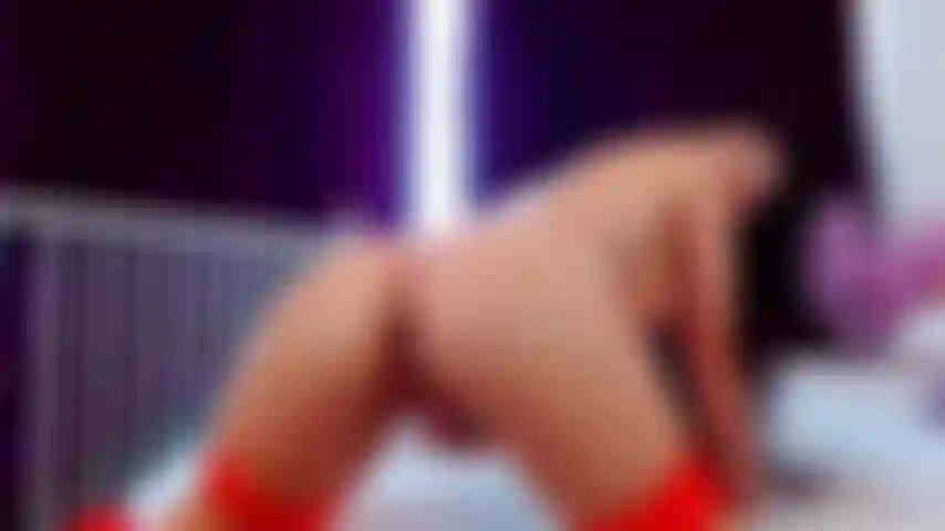 Bellarey jugando con su coño, masturbándose, follando con un dildo y metiéndole los dedos en el culo y mostrándote sus bonitos agujeros.