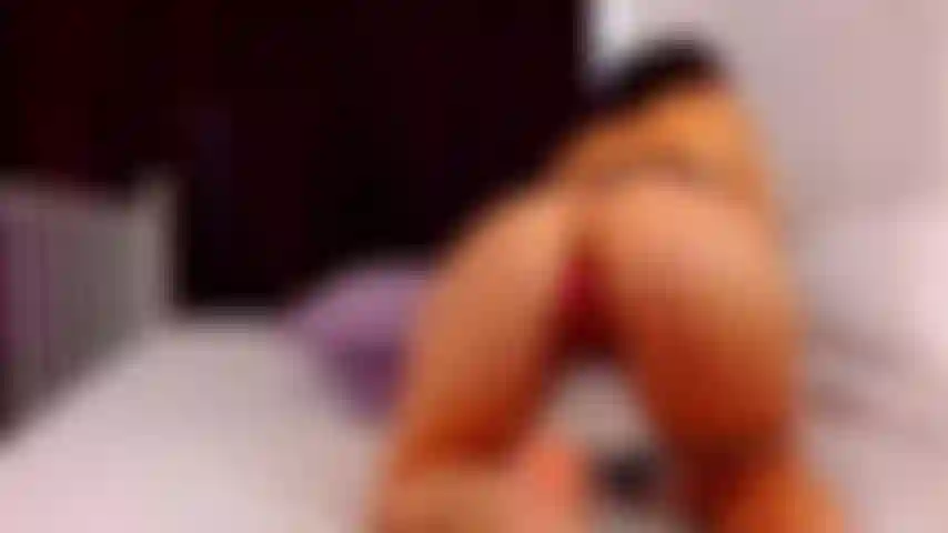 Bellarey frotándose el coño y tocándose los dedos. Mira su dulce coño esperando tu semen tibio!