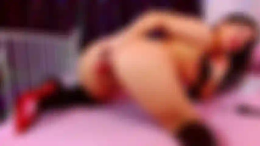 Bellarey con sus botas de látex follándose el coño salvajemente.