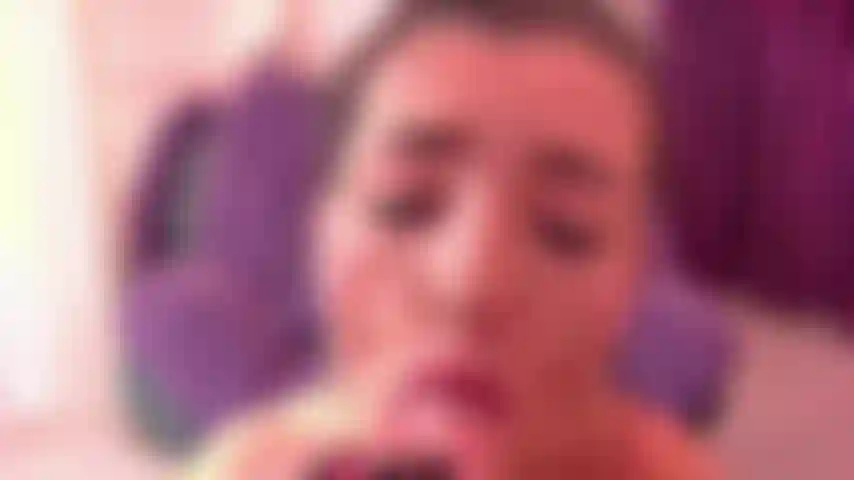 ¡La mamada de bella es la mejor! Su boca en tu polla dura....