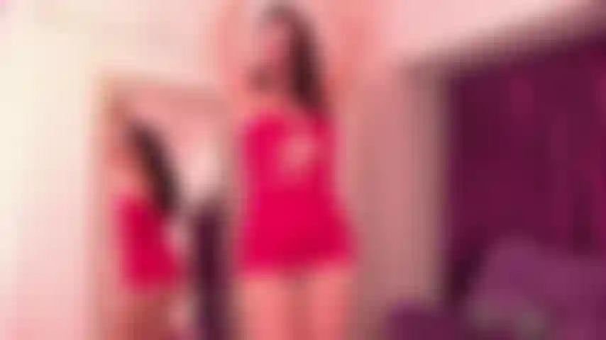 Caliente y juguetona, ¡la jovencita es traviesa y muy sensual!