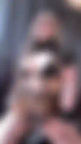 La conejita de cuero juguetea y muestra su cuerpo.