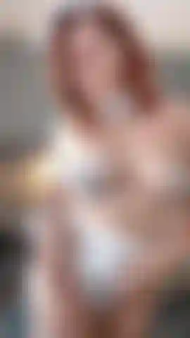 La vaquera bella (con medias hasta la rodilla) te hace un strip tease sensual.