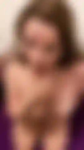 Desnuda, me chupo los dedos, sonidos descuidados, con la boca abierta para ayudarte a correrte mientras me acaricias - Tinkabellaxx.