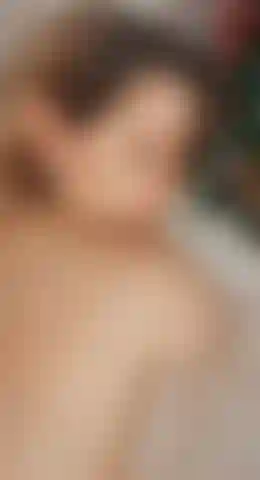 Pov desnuda bella inclinada por el árbol de navidad. Le glaseas el culo con tu corrida.