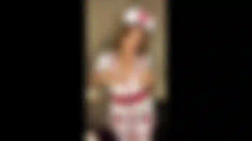 La enfermera bella se desnuda para ti para que te sientas mejor.