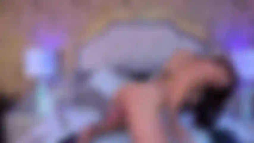 Deja que mis movimientos sexys te lleven a un mundo donde solo existe el placer.