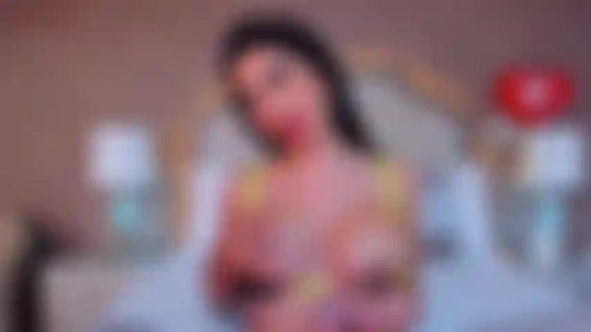 Me encanta chuparte la polla y abrazarlas entre mis jugosas tetas me pone cachonda.