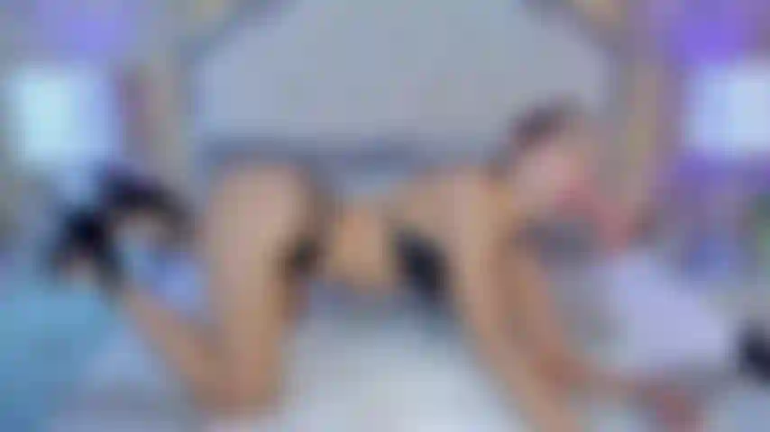 Te gusta como me inclino para chuparte la polla con estos tacones tan sensuales y calientes que la pondrán muy dura y querrás explotar rápido.