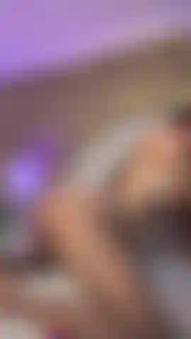 Mientras las vibraciones de mi máquina están al máximo, mi culo caliente rebota en ella, sentir que voy a explotar hará que tu polla se ponga más dura... ¿Tomarás el control o dejarás que mi coño explote?