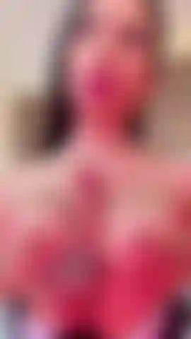 Tu polla luce feliz en mis tetas.