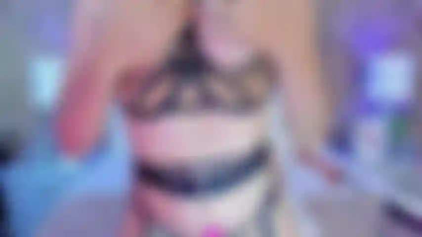 Comenzaré frotando mis tetas contra ti, mirándote mientras te pones muy duro con solo sentirlas y cuando ya no puedas más mi coño empapado querrá ser follado hasta hacerme gemir de placer.