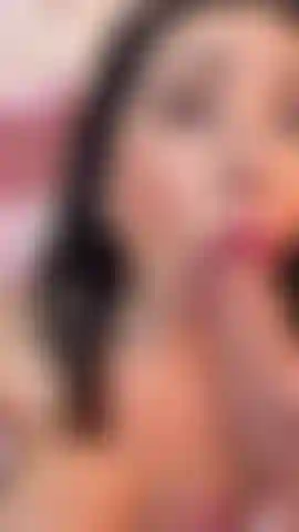 Te chupo la polla gigante con mi garganta profunda.