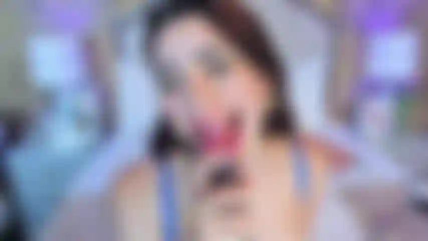 Mis dulces labios en tu polla quiero sentirla bien dura para que puedas follar y explotar en mis grandes tetas.