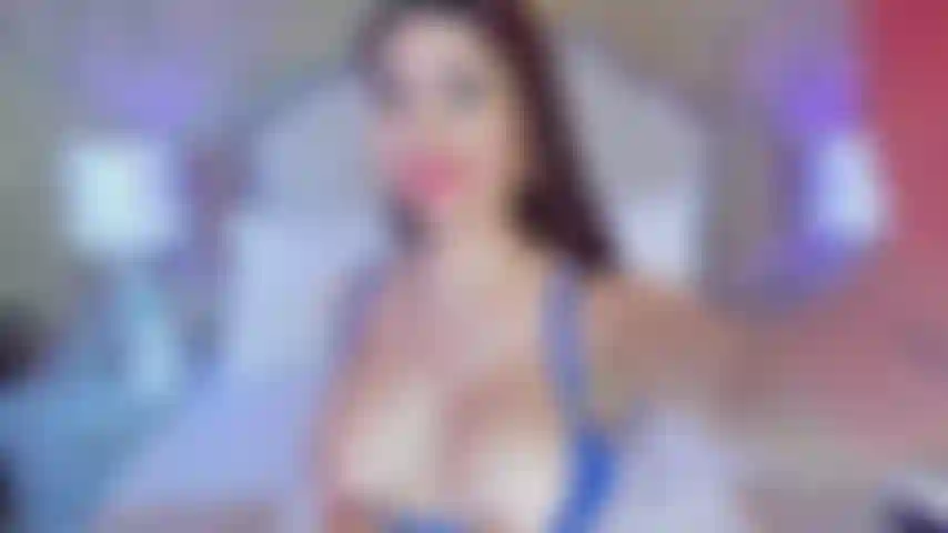 Mis grandes tetas en tu cara, suaves y calientes, erizan tu piel, mis gemidos al chuparlas me ponen muy mojada y sé que tu polla se pondrá muy dura.