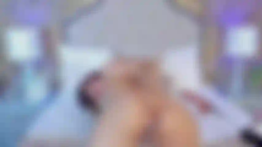 Mi culo abierto y en perrito mis dedos lubricantes para sentir enterrar tu polla en él, muy profundo y sin limites.