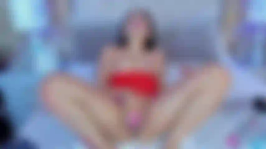 Tengo mi juguete al máximo, que hace que mi coño esté mojado, abierto y listo para que tu polla lo folles sin límites y hasta el fondo.