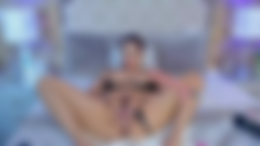 Abierta y mojada solo para ti mis dedos abriendo cada labio de mi coño, juega con su humedad, chúpalo y luego cógelo hasta explotar en él.