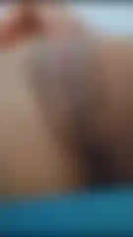 Acaricio mi coño tan rico que hace que necesite una polla dura para follarme.