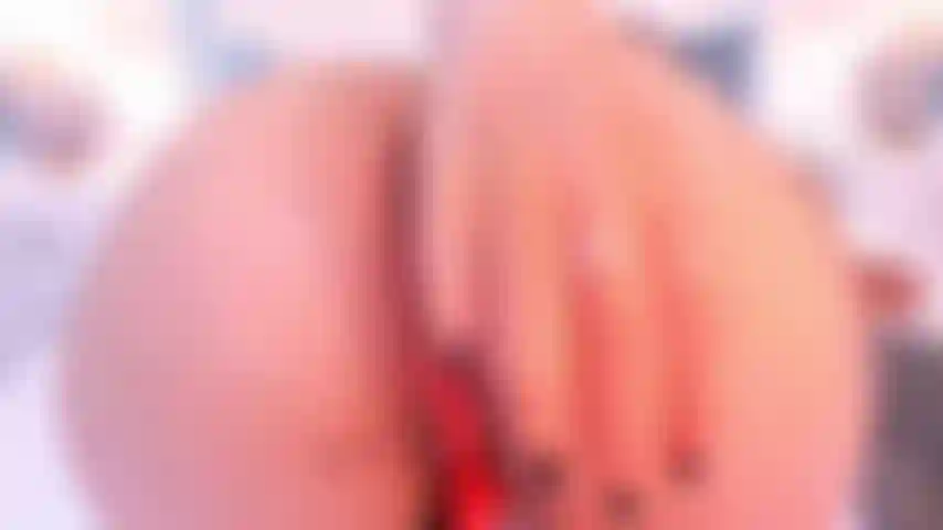 Mi pequeño culito siendo penetrado por una gran polla blanca.