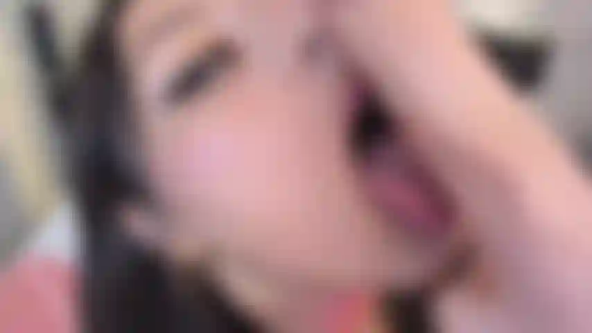 Disfruta de mi video mientras te chupo la polla profundamente.