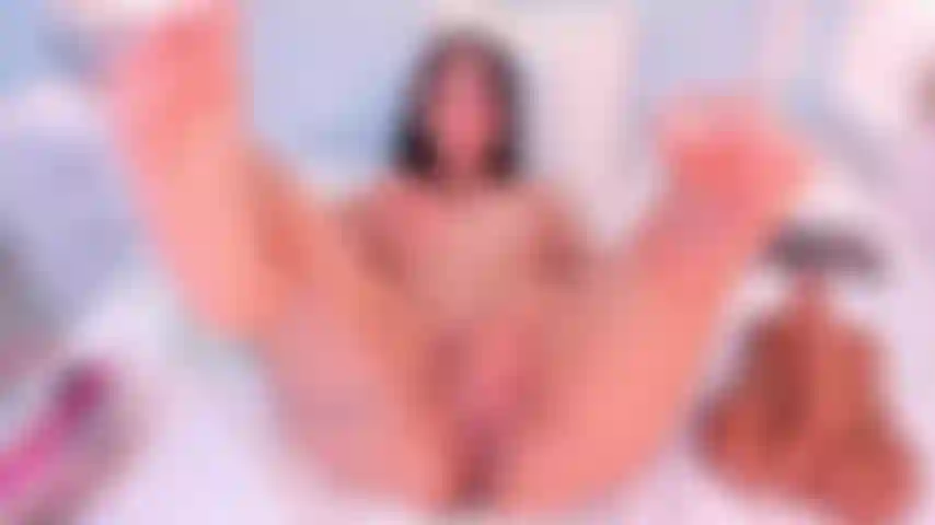 Frotando mi dulce coño y luego follándolo.