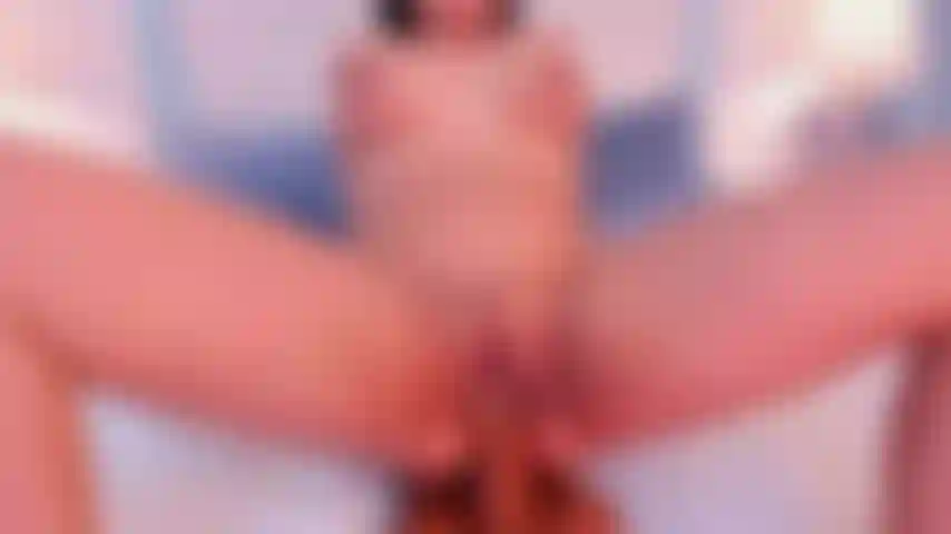 Mientras monto tu polla mis tetas rebotan cuando lo hago.