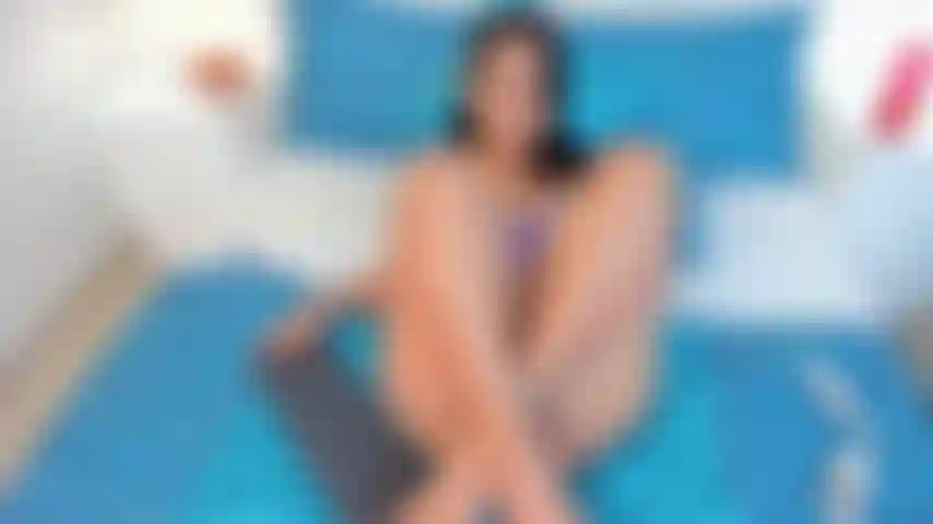 Disfruta como le doy calor y cariño a mi coño.