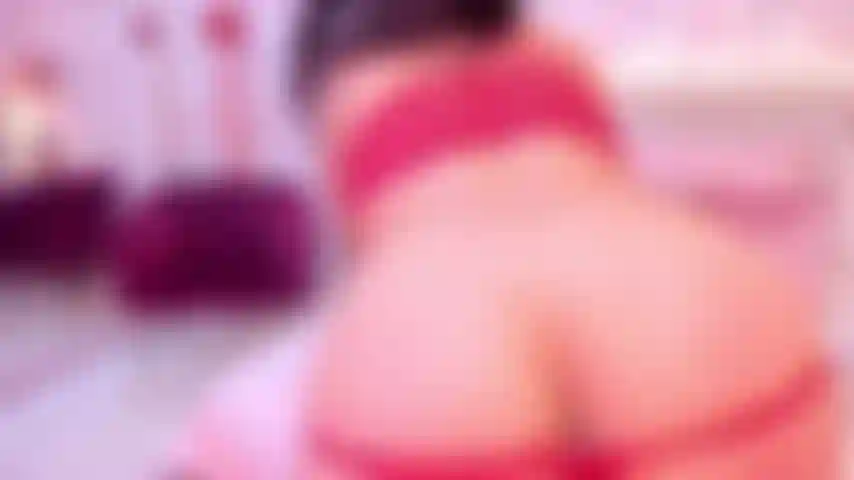 Haciendo rebotar mi culo hasta excitarme tanto que me azoto hasta que mi culo se pone rojo.