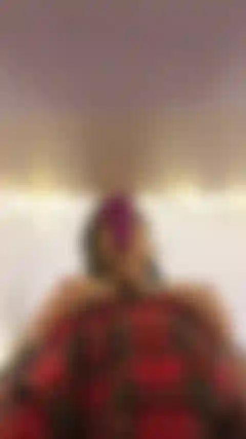 Esta cosa tiene una ventosa! Un punto de vista divertido y sexual de mí de rodillas chupando y luego retrocediendo y montando este nuevo juguete. Muchos sonidos de wap jugosos.